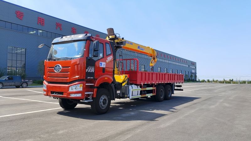 随车起重运输车